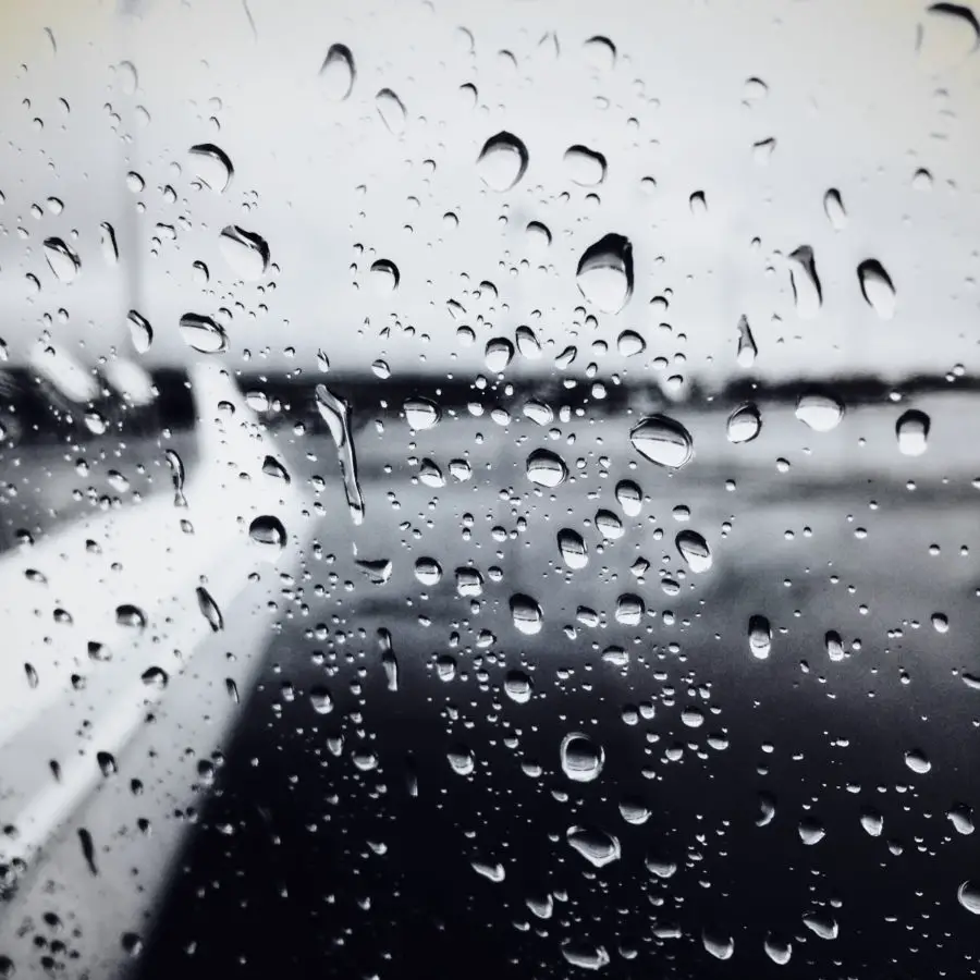 Regentropfen am Flugzeugfenster