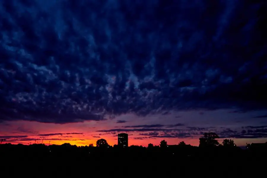 Sonnenuntergang mit Gewitterwolken in Muenchen