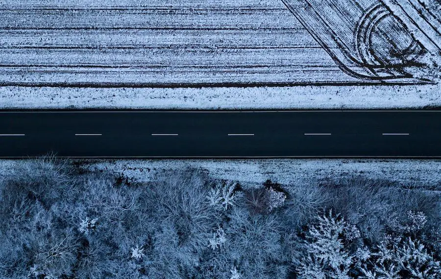 Drohnenfotografie: Abstrakte Straße