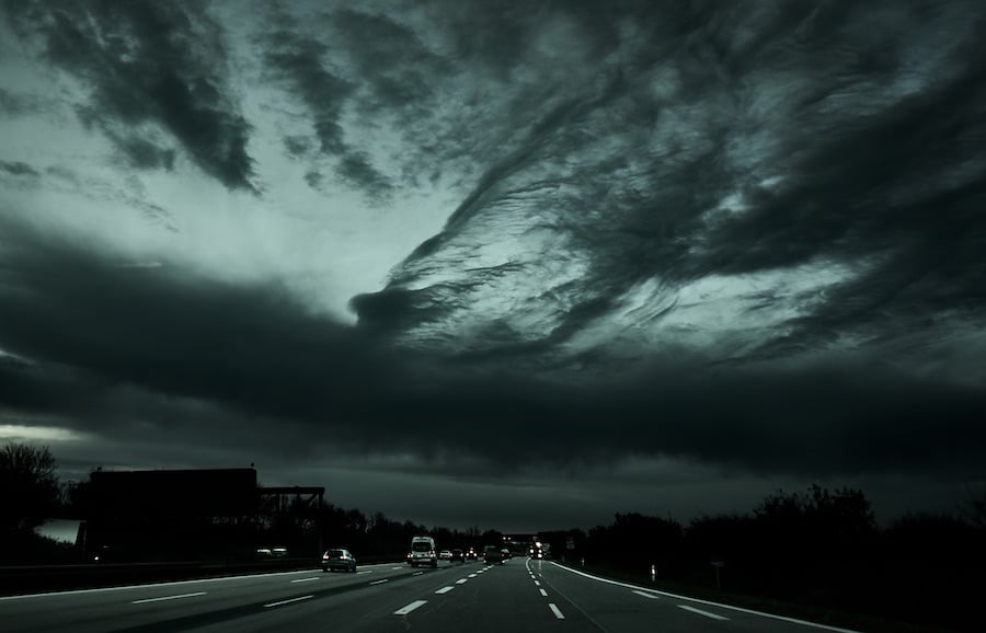 Dunkle Gewitterwolken auf der Autobahn