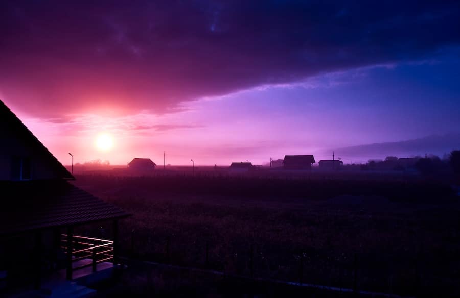 Sonnenaufgang in Rumänien mit rosa Wolke