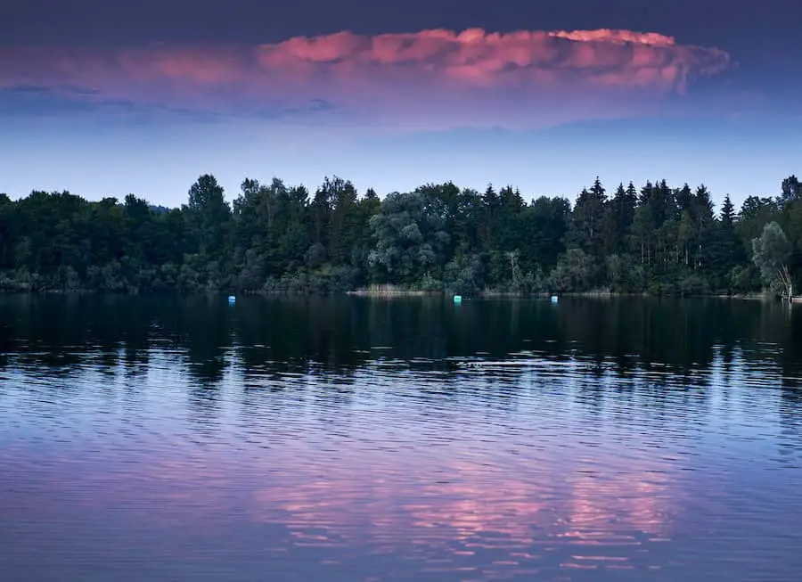 Wolkenreflexion im Wasser