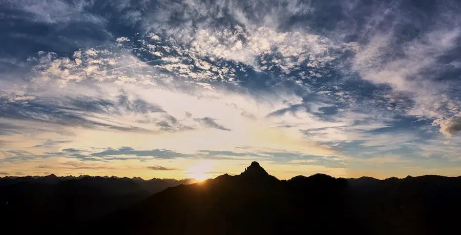 Wolkenschafe in den Bergen im Sonnenuntergang