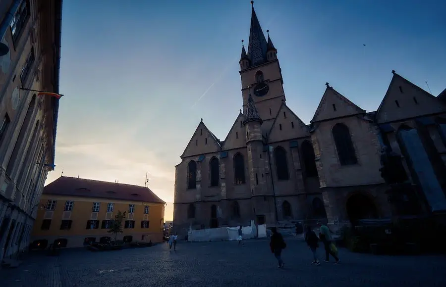 Sibiu Hermannstadt - Der Huetplatz mit dem Brukenthal Lyzeum und der Evangelischen Stadtpfarrkirche