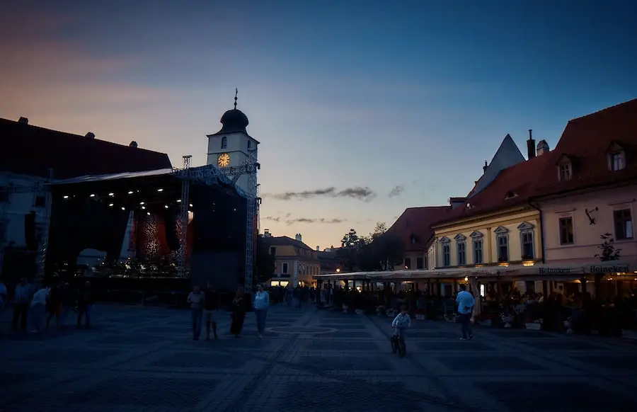 Sibiu Hermannstadt - Großer Ring mit dem Ratsturm an einem Konzertabend