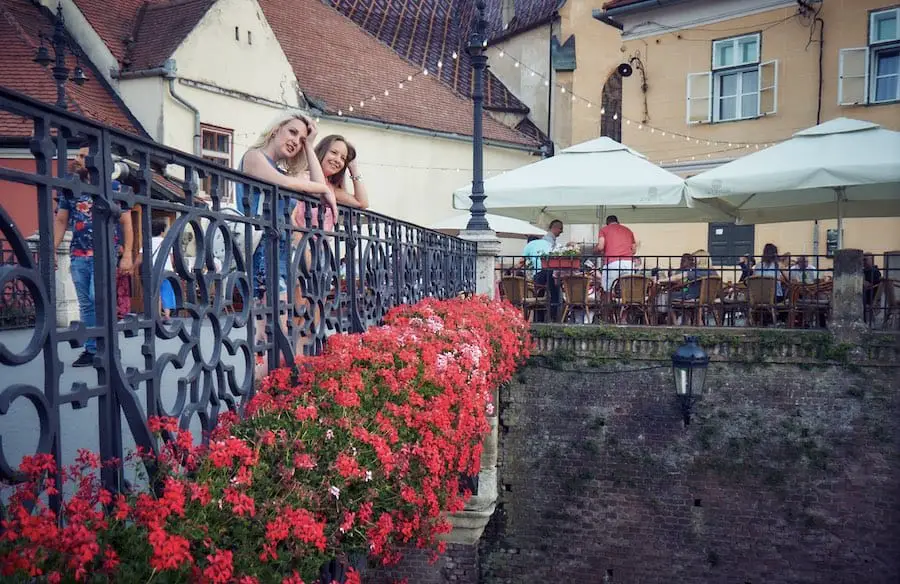 Sibiu Hermannstadt - Junge Mädels auf der Lügenbrücke